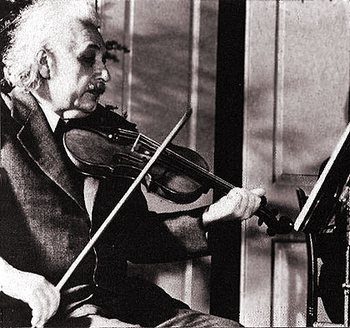 эйнштейн играет на скрипке